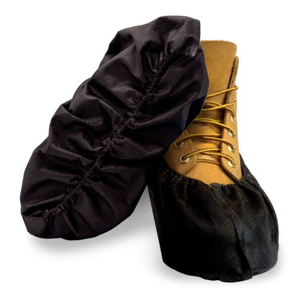Batrik ShoozCovers™ - Tough Line, disponible en extra-large. Ces couvre-chaussures jetables sont très durables, fabriqués en polypropylène ~55 g/m², et sont maintenant disponibles en Réglisse noire.